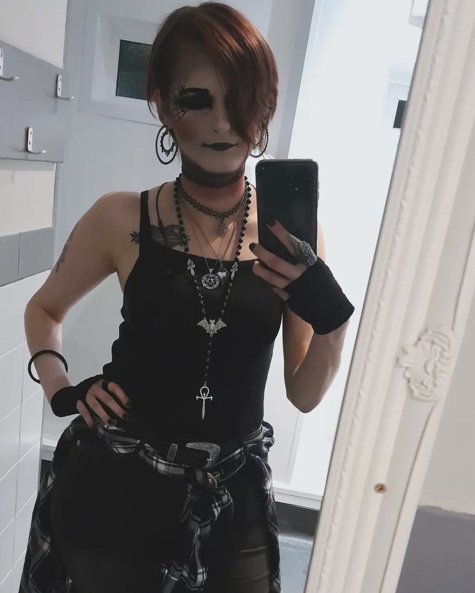 Pop punk rocker inspired look tonight 🖤💜🖤💜
#poppunkrocker #gothicmakeup #gothwoman