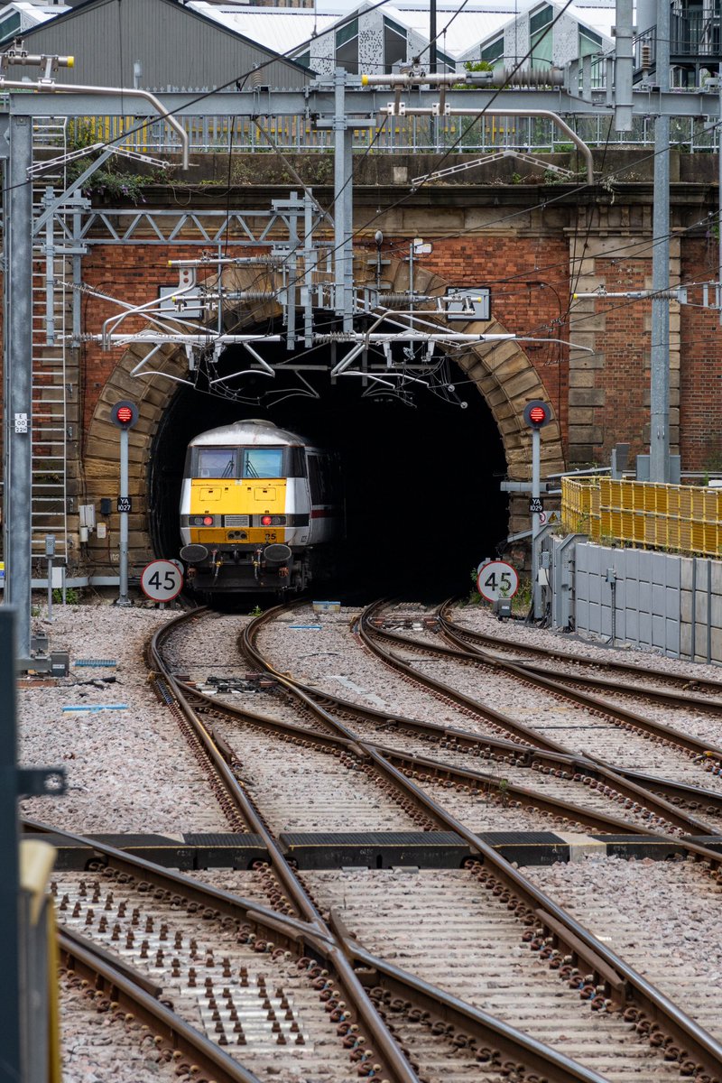 Daniel Watts (@dwattsphotos) on Twitter photo No words needed for these beauts.
๐ | 91107 + 82225
๐บ | <a href="/LNER/">London North Eastern Railway</a> <a href="/225groupuk/">225 Group</a>
๐ | London Kings Cross
๐ | 1D17 1403 London Kings Cross to Leeds
๐๏ธ | 28.06.2024
โข #train #class91 #trainspotting #uktrainspotting #uktrainimages #trainspotteruk #photography #photographer No words needed for these beauts.
๐ | 91107 + 82225
๐บ | <a href="/LNER/">London North Eastern Railway</a> <a href="/225groupuk/">225 Group</a>
๐ | London Kings Cross
๐ | 1D17 1403 London Kings Cross to Leeds
๐๏ธ | 28.06.2024
โข #train #class91 #trainspotting #uktrainspotting #uktrainimages #trainspotteruk #photography #photographer