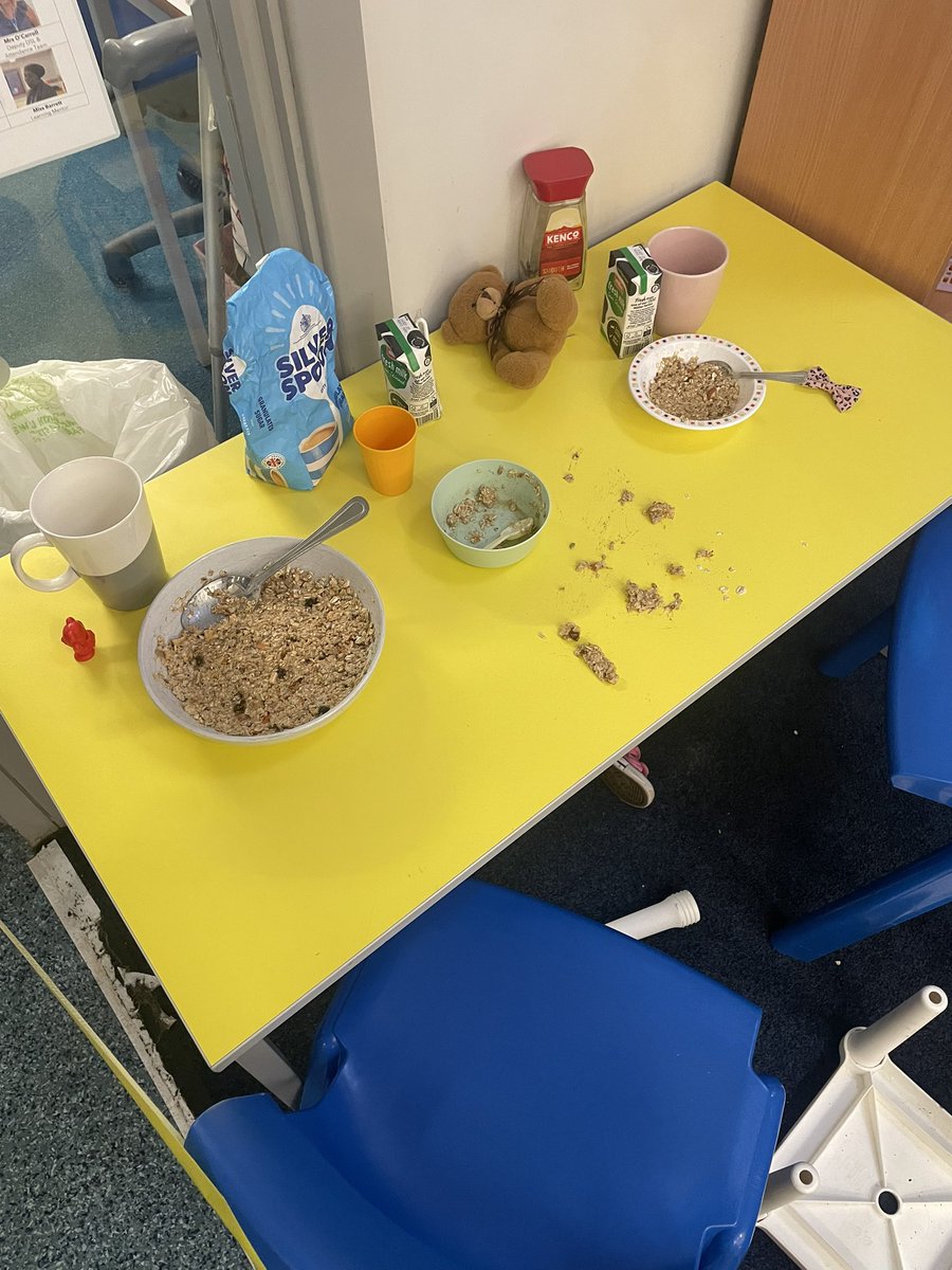 Mrs_Richley's tweet photo. The children in Year 1 @coopwoodlands have a crime to solve!! Who’s broken the chair and eaten the porridge? https://t.co/wZpwehPkFO