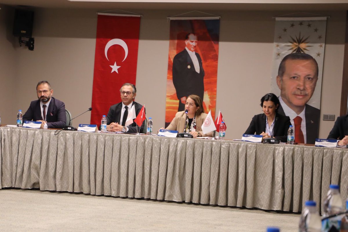 SayimMadak's tweet photo. 📢 Türkiye’de Medya ve Dijital Ortamların Aile Üzerindeki Etkisi Araştırması

Bugün düzenlediğimiz teknik çalışma ile Dijitalleşmenin aileler üzerindeki etkilerini anlamak, analiz etmek ve çözüm önerileri geliştirmek için kapsamlı bir araştırma başlatıyoruz.

📊 Araştırma, aile politikalarımızı güçlendirmek için önemli veriler sunacak ve daha sağlıklı bir “medya ekosistemi” inşa etmemize katkı sağlayacaktır.

Bakanımız Sayın @MahinurOzdemir'in riyasetinde gerçekleşecek bu önemli araştırmanın her aşamasında desteklerini esirgemeyecek olan tüm paydaşlarımıza ve akademisyenlerimize teşekkür ederim.

👉 Daha güçlü aileler ve daha sağlıklı bir toplum için hizmet modüllerimizi geliştiriyoruz.

#TürkiyeYüzyılı #DijitalDönüşüm #AileVeMedya #SağlıklıToplum