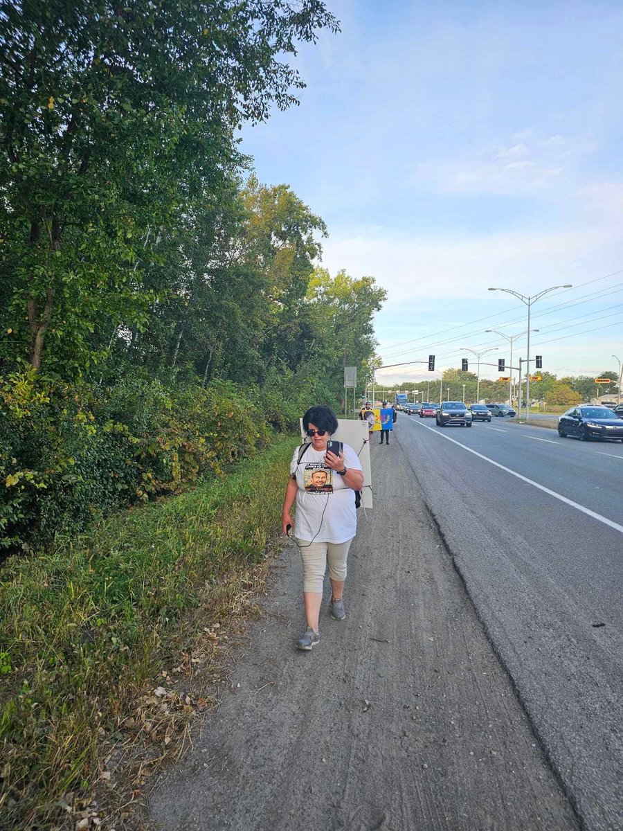 ABellabbaci's tweet photo. DES KABYLES MARCHENT DE MONTRÉAL À OTTAWA POUR LA LIBÉRATION DES DÉTENUS POLITIQUES KABYLES EMPRISONNÉS EN ALGÉRIE

Montréal (Siwel), 22 septembre 2024 — Depuis hier, un groupe de Kabyles a entamé une marche pacifique de Montréal à Ottawa pour attirer l’attention sur la situation des détenus politiques kabyles emprisonnés injustement en Algérie. Cette action vise à dénoncer le colonialisme algérien et à exiger la libération immédiate de ces prisonniers.

Partis le 21 septembre, les marcheurs ont aujourd'hui entamé leur deuxième jour de marche, se trouvant aux alentours de 17h dans la localité de Saint-Anne-de-Bellevue, à l'ouest de l'île de Montréal. Ils prévoient de poursuivre leur marche jusqu'à 21h ce soir avant de s'arrêter pour la nuit, déterminés à continuer jusqu'à Ottawa, où ils comptent déposer leurs revendications.

UN COMBAT POUR LA LIBERTÉ ET LA JUSTICE

Parmi ces marcheurs se trouve Syphax Lakehal, frère de Massinissa Lakehal, l'un des nombreux détenus politiques kabyles emprisonnés en Algérie. Sur sa page Facebook, Syphax a partagé une réflexion poignante alors qu’ils passaient devant le Parc des Héros à Montréal : "Ainsi, un jour on rendra hommage aux plus braves enfants de la Kabylie." Ces mots résonnent comme un hommage aux combattants pacifistes pour la liberté du peuple kabyle, où de nombreux militants et activistes sont actuellement emprisonnés pour leurs convictions politiques.

UNE MARCHE RELAYÉE PAR LES MÉDIAS

Hier, Radio-Canada a publié un article pour informer le public de cette marche inédite et de celles entamées quelques jours plus tôt en France, partie de Bretagne vers Genève. Cette couverture médiatique a permis d’attirer l’attention sur la cause des Kabyles, un peuple dont la culture et l’histoire sont enracinées dans les montagnes de la Kabylie, mais qui subissent une oppression continue et systématique de la part du régime colonial algérien.

Les marcheurs souhaitent que leur initiative résonne non seulement au Canada, mais aussi à travers le monde, afin de dénoncer la situation des détenus politiques et des militants kabyles qui se battent pour l’autodétermination et la reconnaissance de leur liberté.

UNE DÉTERMINATION SANS FAILLE

Les marcheurs, animés par une détermination sans faille, sont prêts à braver les kilomètres qui les séparent encore de la capitale canadienne, Ottawa. Ils espèrent que cette marche contribuera à sensibiliser la communauté internationale à la situation critique des droits de l'homme en Kabylie, opprimée par le colonialisme algérien, et à faire pression pour que le colonialisme algérien libère immédiatement les prisonniers politiques kabyles.

La diaspora kabyle, bien qu'exilée, se montre déterminée à poursuivre le combat pour la libération de ses enfants, emprisonnés pour avoir osé revendiquer leur liberté.

Les jours qui suivront cette marche seront importants, alors que les manifestants poursuivent leur chemin vers Ottawa, la capitale fédérale canadienne, avec l’espoir que leur appel à la justice soit entendu et que la liberté triomphe pour ceux qui sont encore derrière les barreaux.

La marche continue, et avec elle, l’espoir d’une Kabylie libre et d’un avenir où les droits humains et la justice seront respectés.