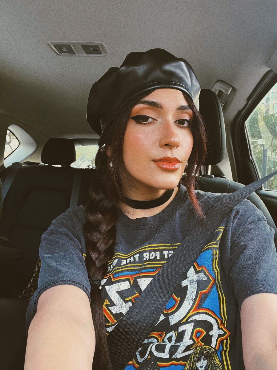 hola hello 🖤 wearing my fav band tee <a href="/OzzyOsbourne/">Ozzy Osbourne</a> 🤘🔥 #monday