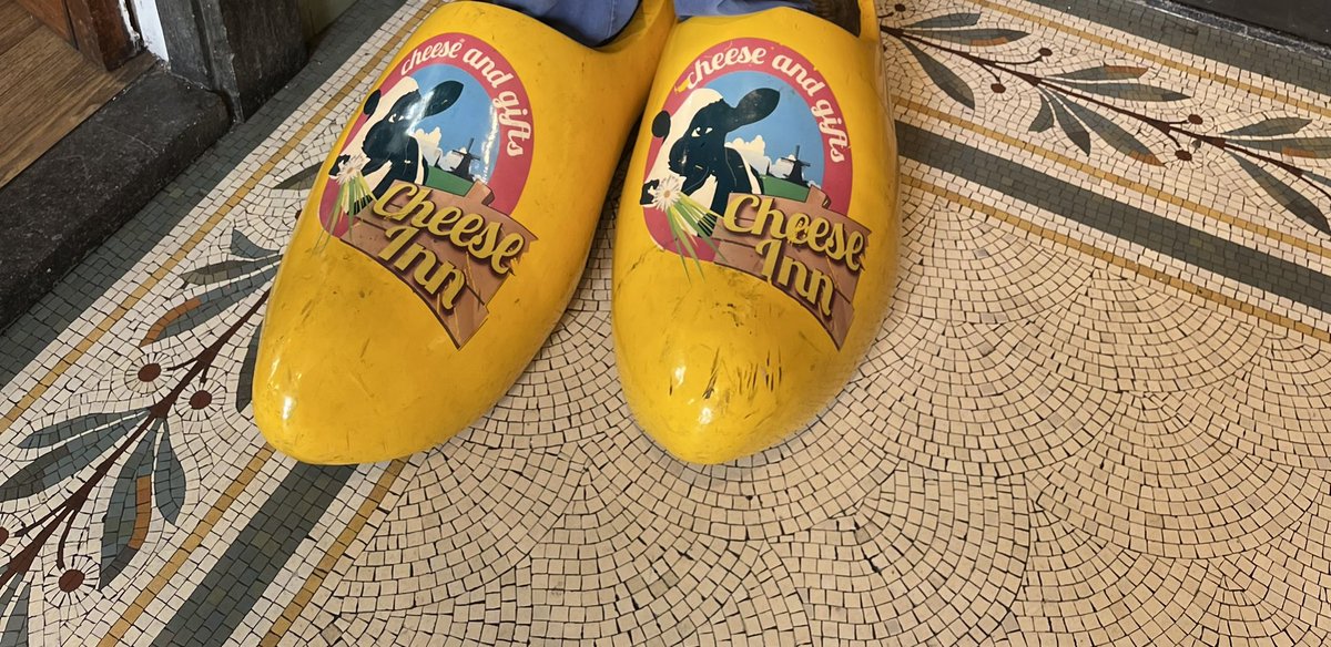 It’s <a href="/quiztime/">Verif!cation Quiz Bot</a> and it’s #MondayQuiz

🌞 These boots are made for walking 🎶 Where does this doorstep lead?

📮reply just to me with an answer
🤝 reply to all for collaboration
🌈have fun