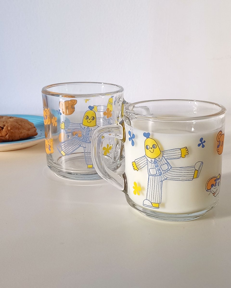 holaflora_te's tweet image. Me empezó a seguir un montón de gente nueva, Asi que les cuento:
Me llamo Flora, soy ilustradora. Tengo una tiendita online donde vendo mis productos (que hago yo misma) tambien los vendo en ferias graficas. Y tambien soy ilustradora/diseñadora por encargo.
Hola a todos 🥰