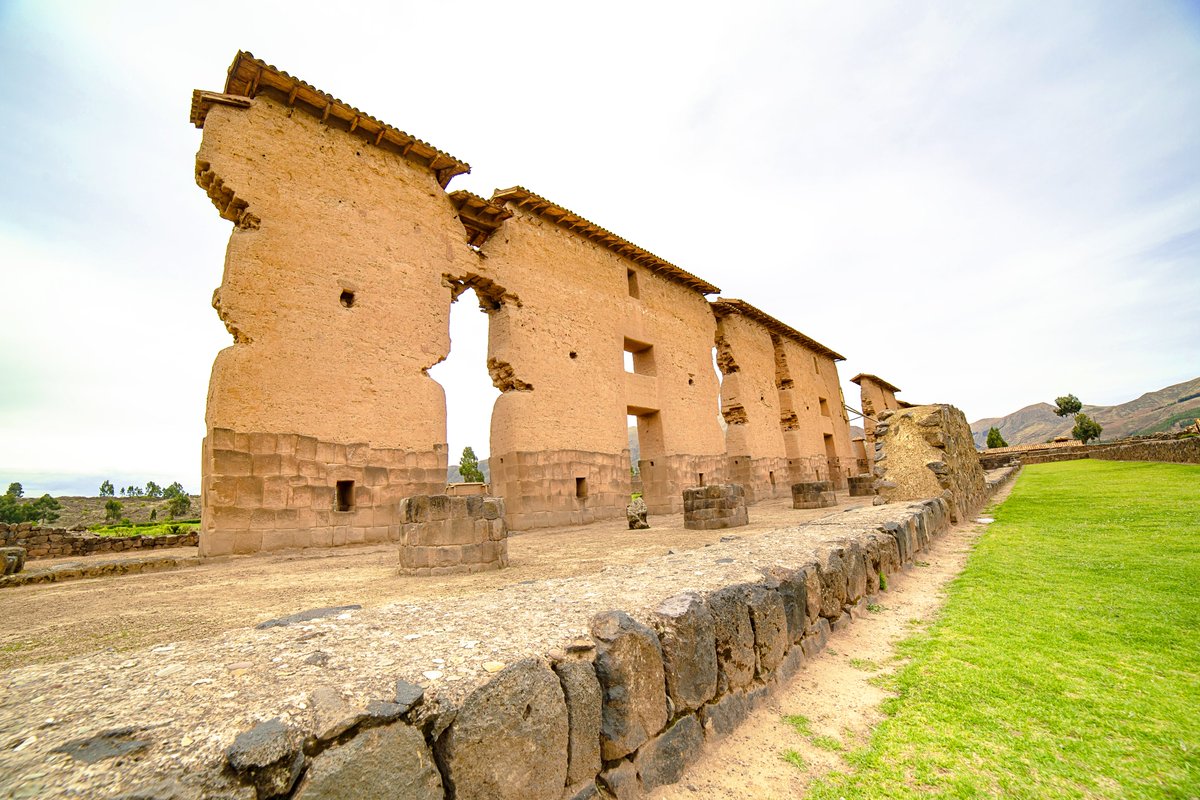 MINCETUR's tweet image. ¡Descubre #Raqchi y conoce el legado milenario de los incas!  🙌

Esta comunidad te abre sus puertas para compartir sus costumbres, artesanías y prácticas ancestrales. Camina por el Qhapaq Ñan, visita el majestuoso Templo de Wiracocha y vive una experiencia auténtica en contacto