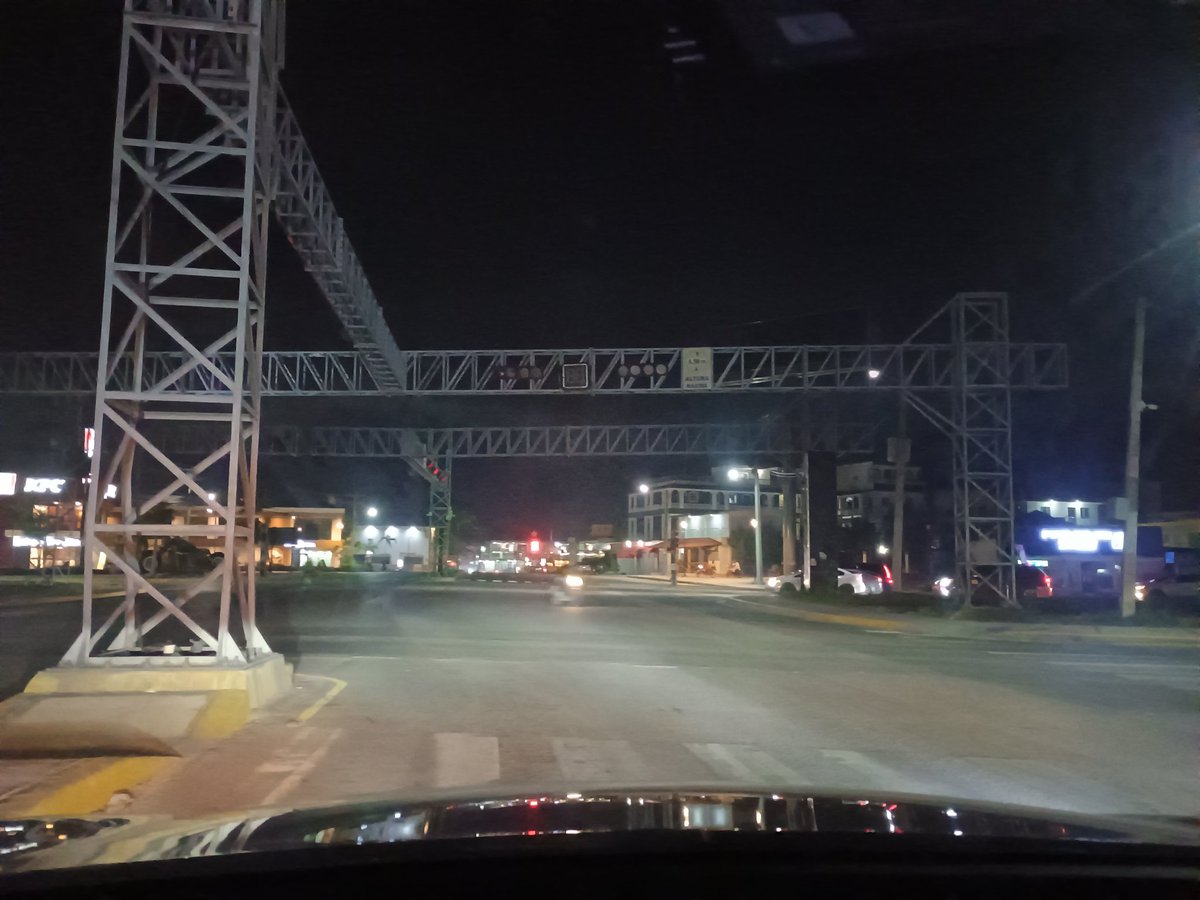fbmw25's tweet photo. Más de dos semanas tiene dañado este semáforo de la esquina de Downtown, Bavaro. Una de las principales arterias de la zona y no aparece una sola autoridad que solucione este problema. @MOPCRD @bavaro_digital @SIN24Horas @ListinDiario https://t.co/JEwoT7g3xq
