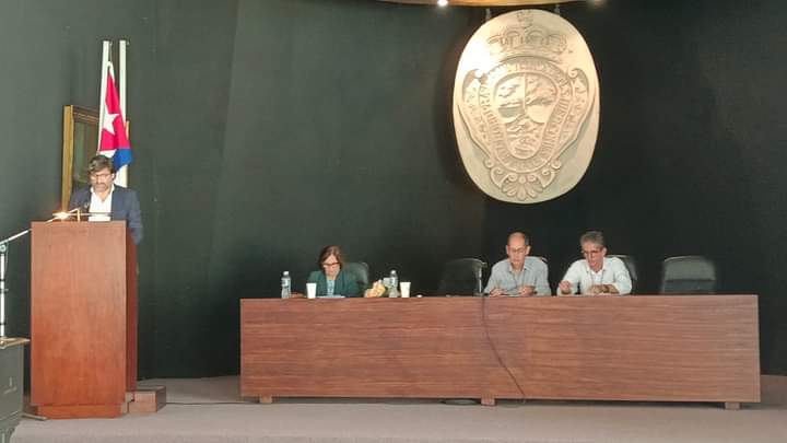 🗣️ El doctor y académico español Óscar Loureda Lamas (<a href="/oloureda1/">Óscar Loureda</a>) ingresó como académico correspondiente de la Academia Cubana de la Lengua, de la <a href="/ASALEinforma/">ASALE</a>, el pasado viernes 20 en un acto solemne realizado en el aula magna del Colegio Universitario de San Gerónimo. 
1/2