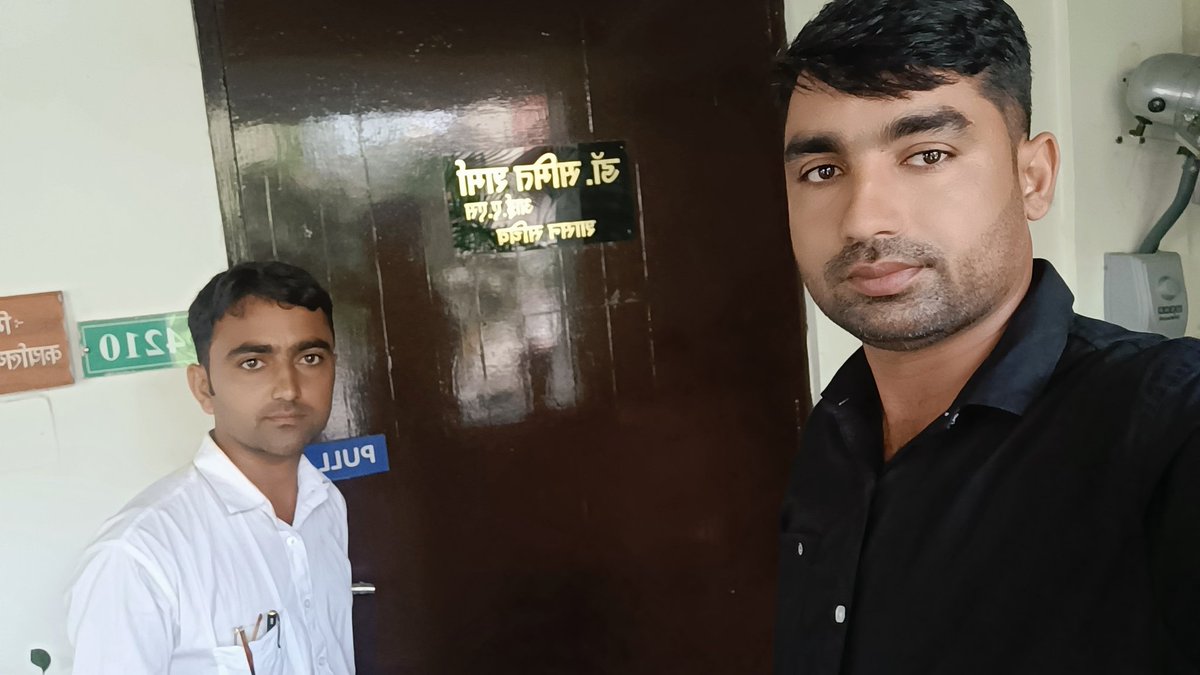 PawanMundaliya1's tweet photo. आज पशुपालन विभाग शासन सचिव डॉ समित शर्मा जी से मिले उन्होंने हमारा ज्ञापन देखते ही बोल दिया #पशुमित्र के जो भी कार्य हे जल्द चालू हो जायेगे उन्होंने पूर्ण रूप से आश्वस्त किया पशुपालन विभाग को #ऊर्जावान और #ईमानदार अधिकारी मिले जिनका फायदा पशुपालकों को धरातल पर भी मिलेगा #पशुमित्र से जुड़ी कुछ बाते बताई जो कुछ दिनों बाद #धरातल पर पशुपालकों को द्वार तक देखने को मिलेगी @dr_sanju__ @vtsarajasthan @AmitYaddav @Radhemahwa।                                  #पशुमित्र संघर्ष समिति राजस्थान