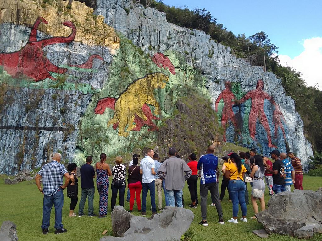 LedyIris's tweet photo. #CDRCuba Inicia recorrido por el municipio de Viñales con parte de los condecorados y cuadros de la organización donde terminaremos con el acto provincial en el cual de estimularan  a organizaciones de base vanguardias.
#Cuba
#TodosSomosCederistas 
#PinarXNuevasVictorias https://t.co/lqkkllkEK1