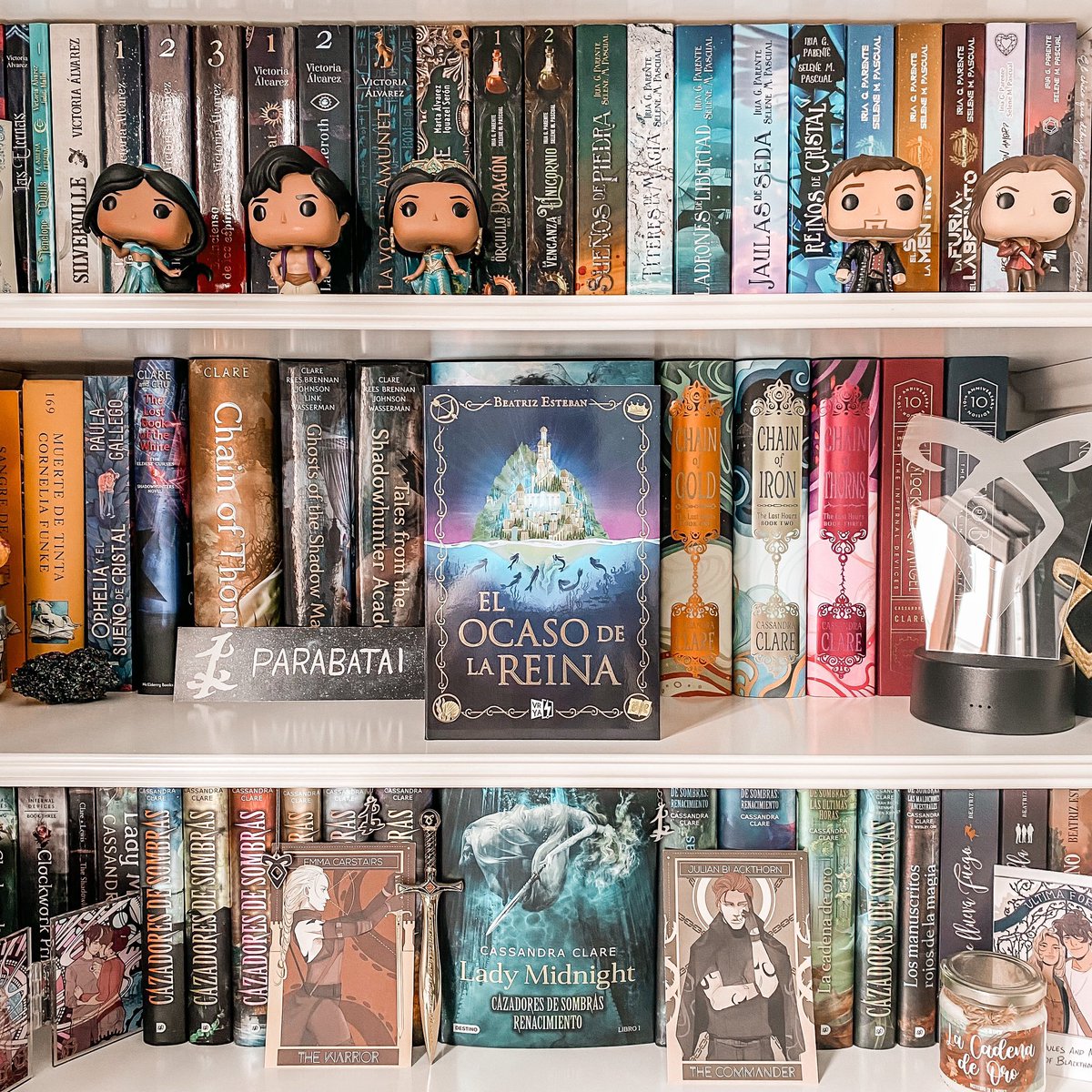 #MiniReseña #ElOcasoDeLaReina

✅Una historia muy compleja y muy completa.
✅Un worbuilding muy bueno, muy bien elaborado y lleno de sorpresas.
✅Una trama que va de menos a más hasta que explota de forma sorprendente.
✅Imposible que no te enamores de los protagonistas.