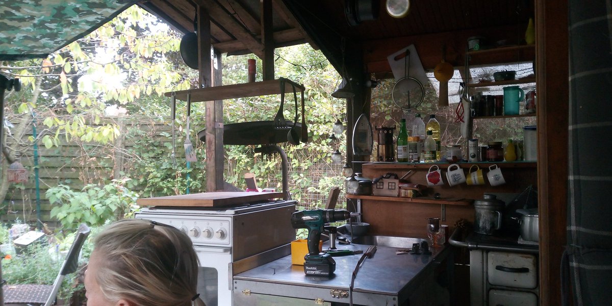 Mitch_Satire's tweet photo. Projekt für heute abgeschlossen, ab jetzt können wir im Garten auf Holz und auf Gas kochen und backen.💪😜
Danke Onkel Kalle für den Herd.🙏
#Prepping #Krisenvorsorge #Autark #BlackOut https://t.co/fxKF5taxVL