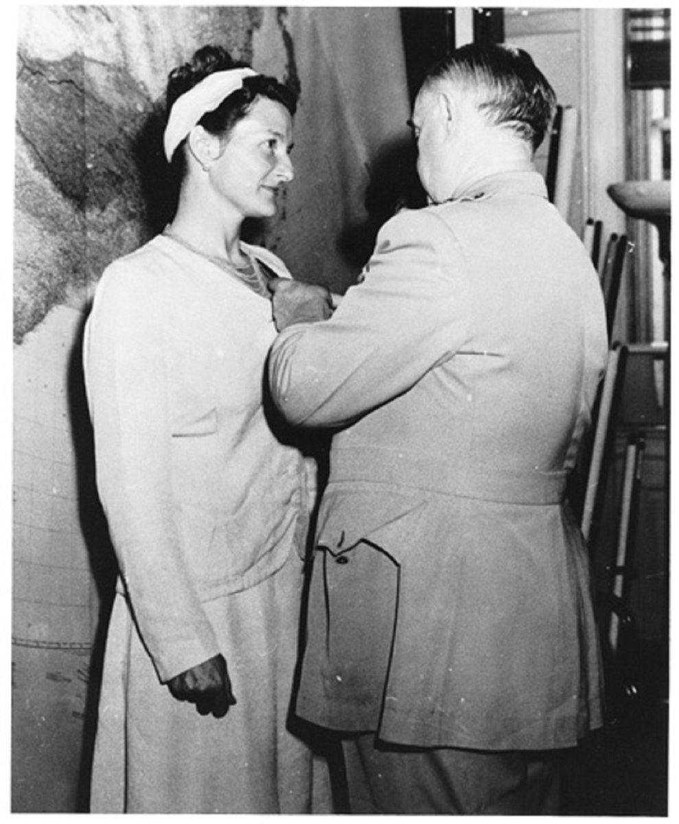 IntlSpyMuseum's tweet image. Today in #SpyHistory - On September 23, 1945, Virginia Hall received the Distinguished Service Cross from OSS Directory Donovan. 🎖️

Tough, confident, and determined, Hall joined the British Special Operations Executive (SOE) in 1941, aiding and coordinating Resistance efforts in…