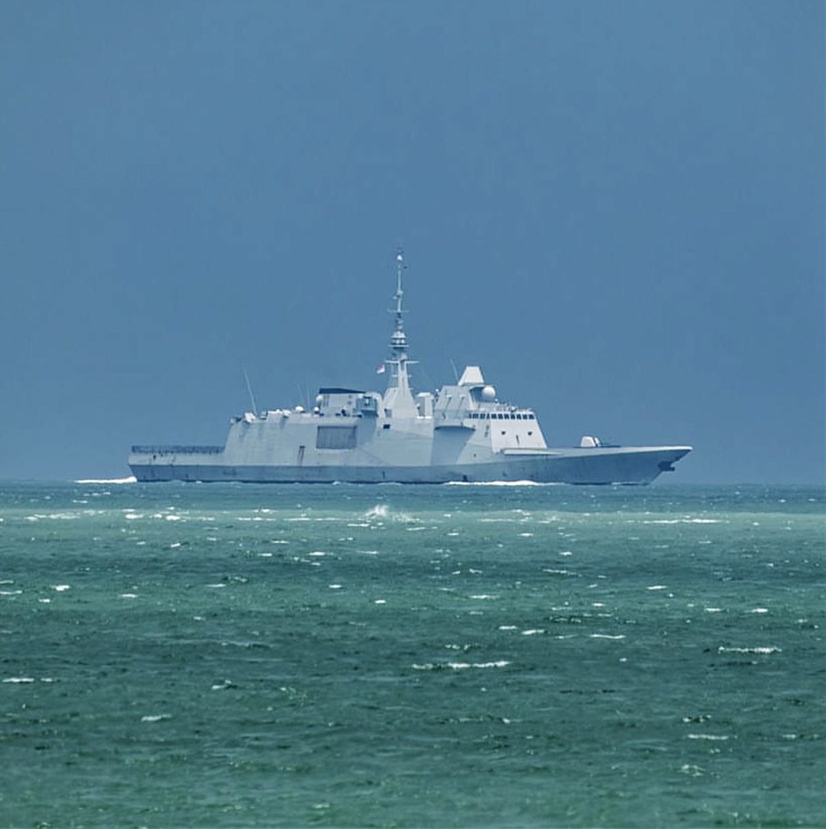 WarshipCam's tweet photo. French Navy Aquitaine-class frigate FS Bretagne (D655) in the Singapore Strait after leaving Singapore - September 23, 2024 #fsbretagne #d655
SRC: INST- yplanesonly https://t.co/DEhu4n3t1U