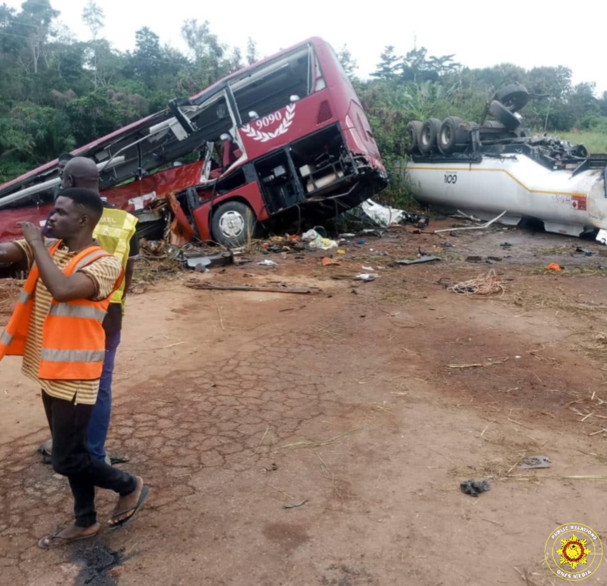 gnfsofficial's tweet image. #VIEWERDISCRETIONADVISED

E/R: SWIFT GNFS INTERVENTION SAVES 31 TRAPPED PASSENGERS IN A GORY ACCIDENT AT OBRETEMA

On Saturday, September 21, 2024, at 0438 hours, a VIP bus (GR 7632-24) and a fuel tanker (GE  9644-21) collided at Obretema near Suhum, resulting in 7 deaths.
