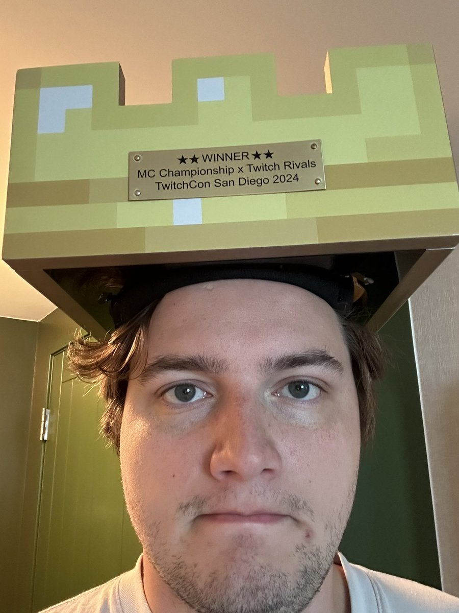 Sneegsnag's tweet photo. It won’t fit in my bag so I guess this is how we’re flying home https://t.co/6n2WDOQmap