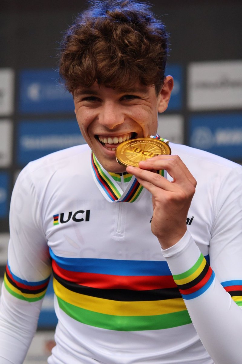 RFECiclismo's tweet photo. ¡Cómo te lo mereces, @ivanromeo_03 !🌈

#TeamESPciclismo🇪🇦 #Zurich2024🌈 https://t.co/DEVmTzp5no