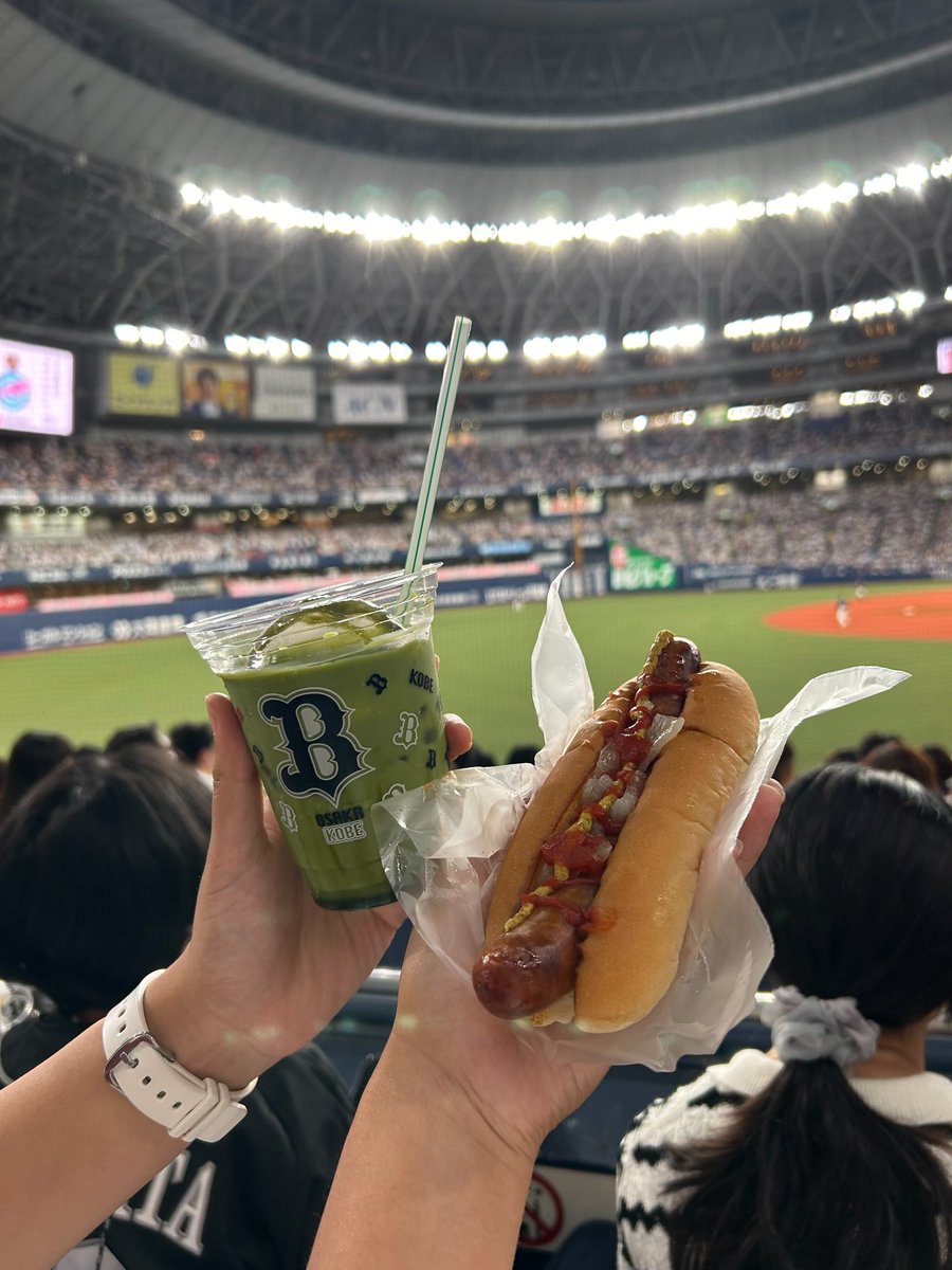 I_education_'s tweet photo. 大学の友達が福岡出身でソフトバンクVSオリックス戦を見に行くと優勝の瞬間に立ち会えました⚾️
めちゃめちゃ運が良かった！

次は贔屓の阪神がアレンパするのを見届けたい🐯

 #ソフトバンクホークス優勝 https://t.co/ps7jkya7yH