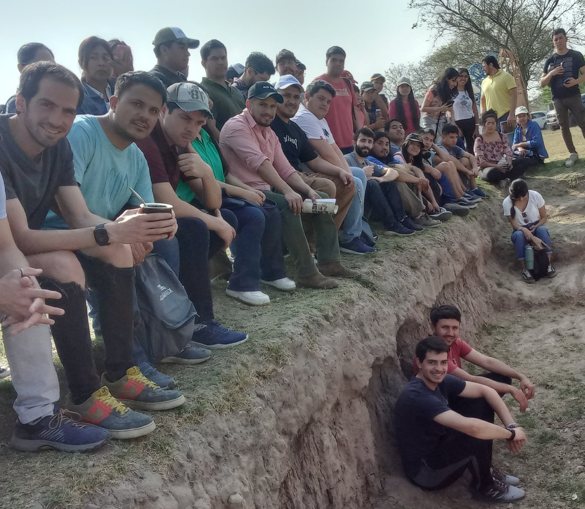 RaulCaceresDiaz's tweet photo. Futuros Ing. Agrónomos estudiando #suelos desde la #calicata de #INTASalta #UNSa https://t.co/gOSSmdYtnZ
