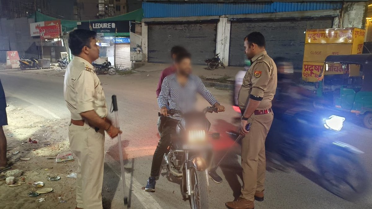 .<a href="/DCPCentralNoida/">DCP Central Noida</a> के निर्देशन में थाना फेस-3 #नोएडापुलिस द्वारा अपराध नियंत्रण, शांति/कानून व्यवस्था एवं जनमानस में सुरक्षा की भावना जागृत करने के उद्देश्य से थाना क्षेत्रान्तर्गत पैदल गश्त कर, संदिग्ध वाहन/व्यक्तियों की चैकिंग की जा रही है ।