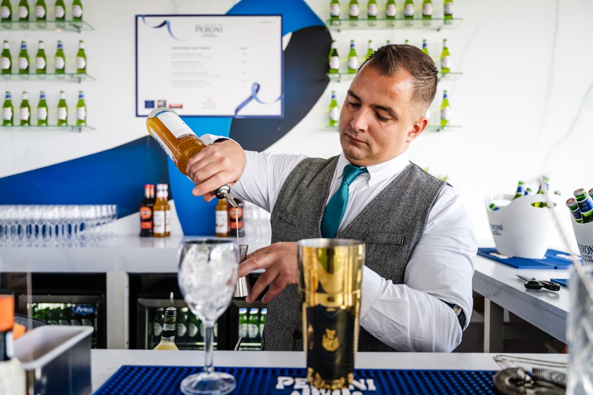 This year we brought The House of Peroni back to The Terrace Club at <a href="/Ascot/">Ascot Racecourse</a> 🤍⁣⁣ ⁣⁣
⁣
A new mezzanine area with perfect views, delicious cocktails infused with Peroni Nastro Azzurro, customised portraits from Willa Gebbie, and DJs bringing the energy!

#royalascot @Peroniuk
