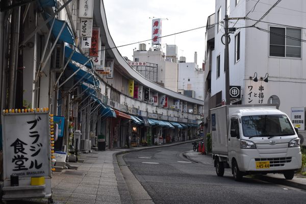 oscarunts's tweet photo. Noge-Miyakobashi Shotengai (Harmonica Alley) in Yokohama, Japan: The Tokyo Olympics of 1964 brought about many developments and improvements across the country. In the Noge district of Yokohama, in particular, it left behind a unique street quite unlike any other. 

The… https://t.co/A53sNoW1r4