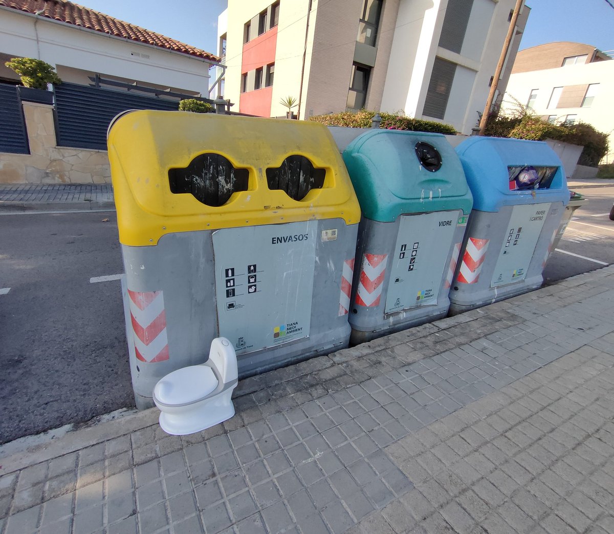 GuardiaMarta's tweet photo. Creia q ho havia vist tot 👀 ... doncs NO!!!! , sempre hi ha algun veí/a 👩🏻 🧔🏻 q deixa  algun objecte perquè jo pugui seguir afegint 📸 a la meva col·lecció "objectes q segons els meus veïns/es no cal ♻️".  Avui toca un orinal, però d petits 🤦🏻‍♀️
#Tiana #TianaNeta  #ReciclemBé https://t.co/zytH7YtpvU