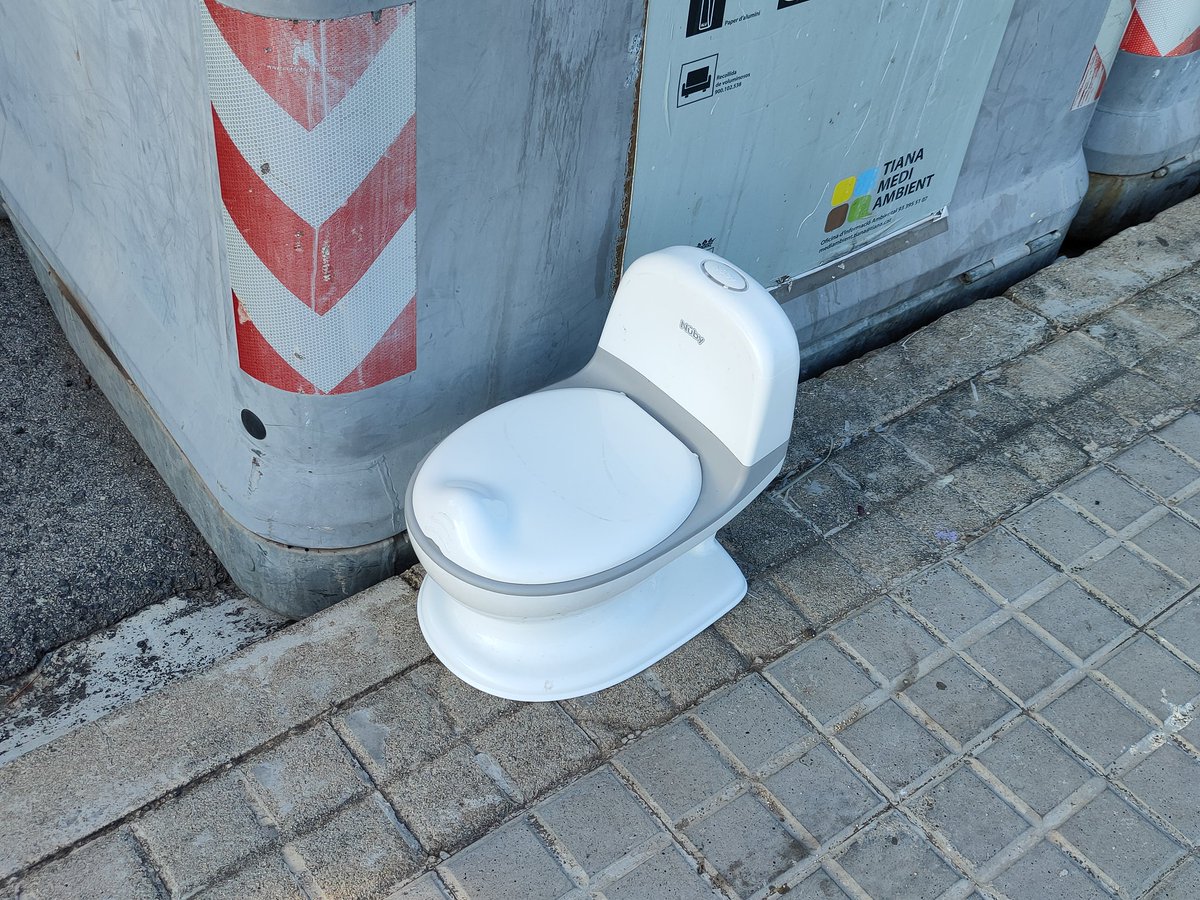 Creia q ho havia vist tot 👀 ... doncs NO!!!! , sempre hi ha algun veí/a 👩🏻 🧔🏻 q deixa  algun objecte perquè jo pugui seguir afegint 📸 a la meva col·lecció "objectes q segons els meus veïns/es no cal ♻️".  Avui toca un orinal, però d petits 🤦🏻‍♀️
#Tiana #TianaNeta  #ReciclemBé