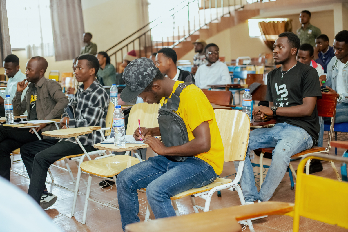 Dynamicagencycd's tweet photo. ⏪️ Retour en images ⏪️Session de Formation
En marge des activités préparatoires de l'organisation du salon de l'emploi, Dynamic Agency a tenue une session de formation réunissant les étudiants ainsi que les chercheurs d'emploi. 
#SalonDeLEmploi #formation #ULPGL #partenaires https://t.co/fZRRjCMblG