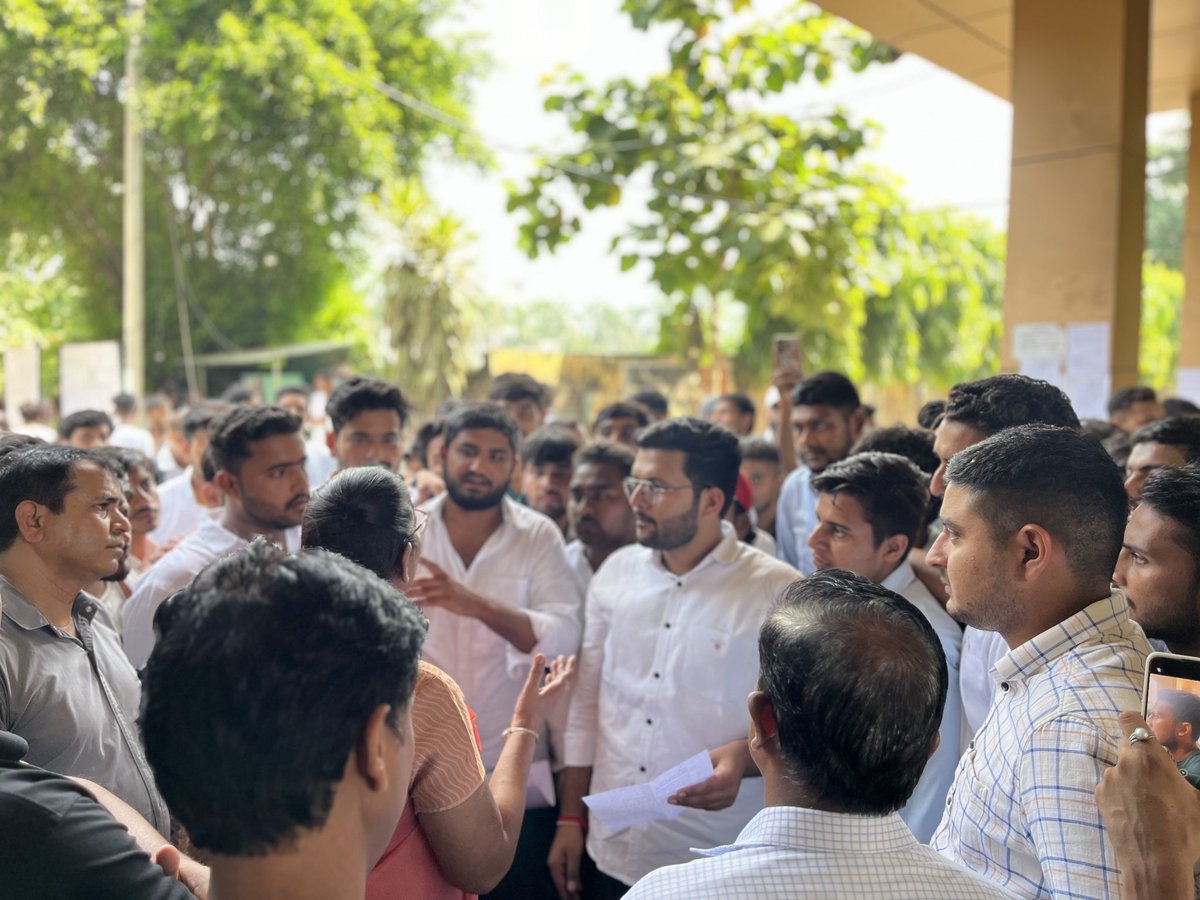 #मुजफ्फरनगर
छात्रों की विभिन्न समस्याओं को लेकर डीoएoवी कालेज प्राचार्य का घेराव किया व सभी समस्याओं से संबंधित ज्ञापन सौंपा।समय से समाधान नहीं हुआ तो छात्र हित मे करेंगे बड़ा प्रदर्शन।
<a href="/jayantrld/">Jayant Singh</a> <a href="/RldSudhir/">सुधीर भारतीय</a> <a href="/ANI/">ANI</a> <a href="/Rajpalbalyan/">RAJPAL BALIYAN</a> <a href="/kadiyan0091/">Vikas Kadiyan</a> <a href="/QazifaizRLD/">Qazi faiz RLD</a> <a href="/GajjuPathan/">GAJJU PATHAN</a> <a href="/MalikBirpal/">Birpal Malik</a>