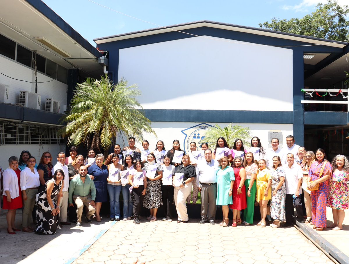 El secretario de Educación <a href="/L_RodrigoMarin/">Luis Rodrigo Marín</a>, encabezó la Ceremonia de inauguración de la maestría en Educación Inicial y Preescolar de la Esc. "Rosario María Gutiérrez Eskildsen" Lic. en Educación Preescolar, junto a la encargada del despacho de la Dirección, María Tila Zapata.⬇️