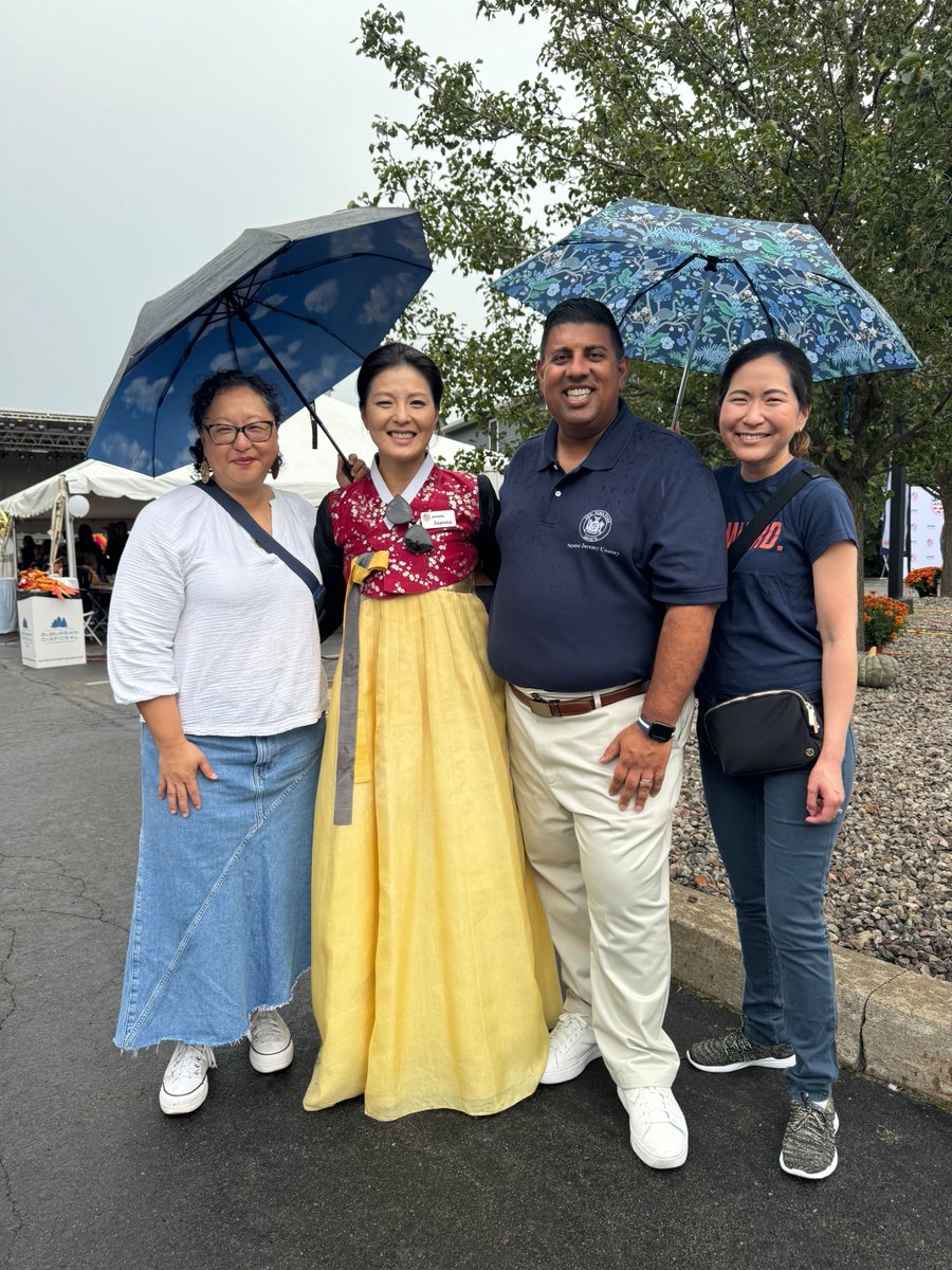 SenatorCooney's tweet photo. So happy to stop by another great year of APAPA Rochester's Harvest Moon Festival! Thousands turned out for an inspiring show of #AAPI heritage, including a lion dance, martial arts performances, and an array of cultural foods. https://t.co/Aj8IgXxZcX