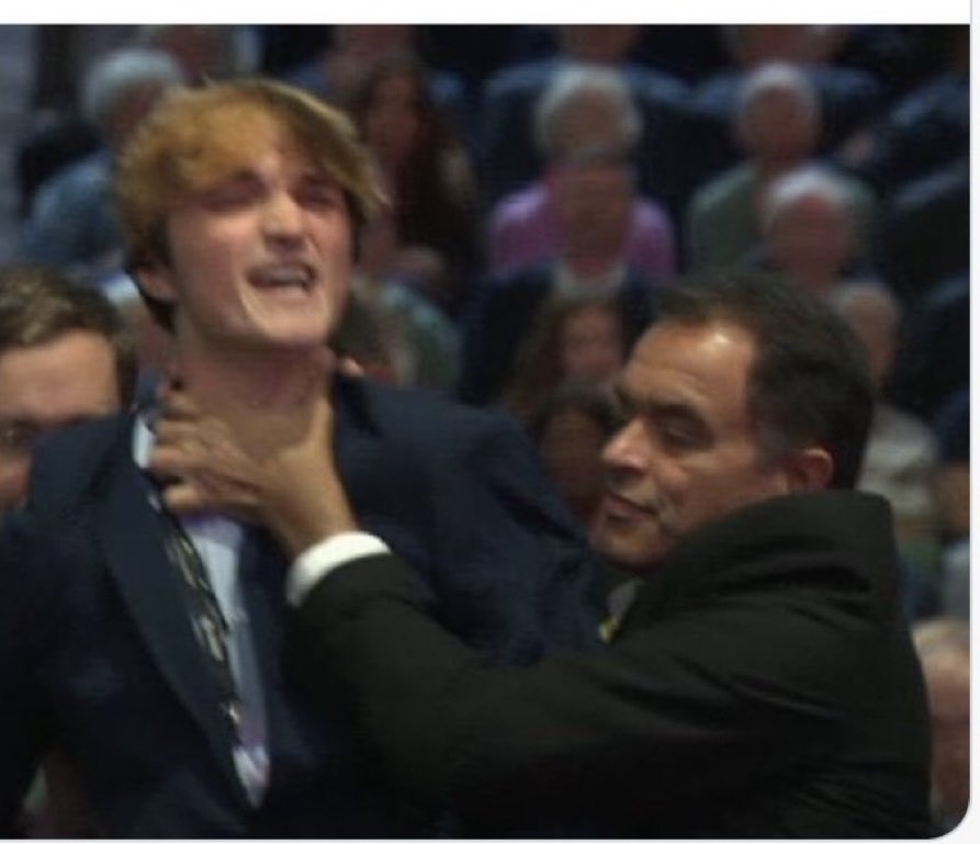 sharpeleven's tweet image. I can’t think of a more apt metaphor for Starmer’s #Labour Govt and what they’re doing to ordinary people in this country and abroad…