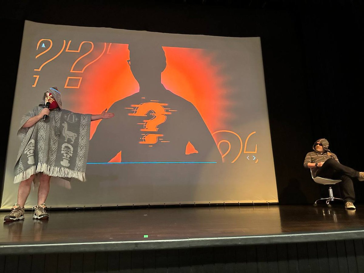 kennbroorg's tweet photo. A veces me doy vergüenza ajena a mí mismo, Pero me divierto mucho en el momento. Juro que todo esto fue improvisado, no estaba en mis planes quedar así en el escenario, y menos dando una charla en Guatemala sobre contratos inteligentes

Gracias a mi eterno compañero @hpardinas https://t.co/RjRzTZy8pL