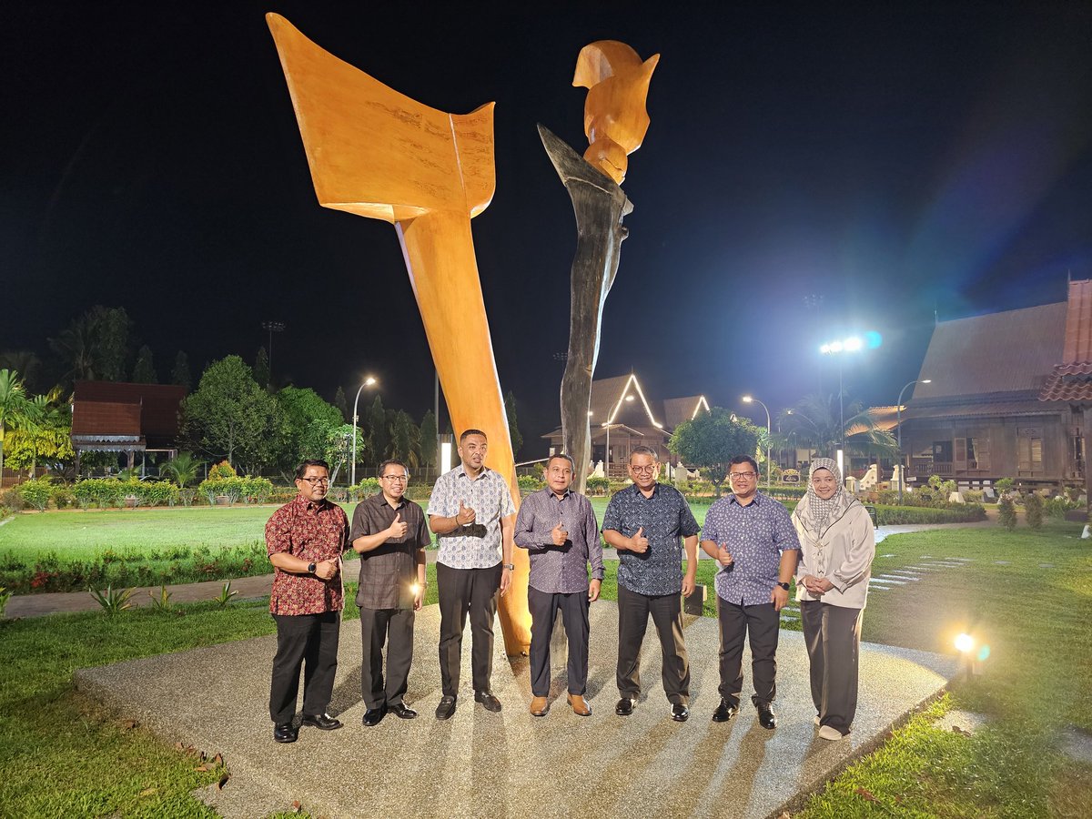 Pengarah Kerja Raya Melaka Tuan Ir. Hj. Mohamad Salzeli bin Moktar malam tadi hadir dalam Majlis Penyerahan Projek Kerja-kerja Menaiktaraf Kompleks Hang Tuah Centre Duyong Melaka.