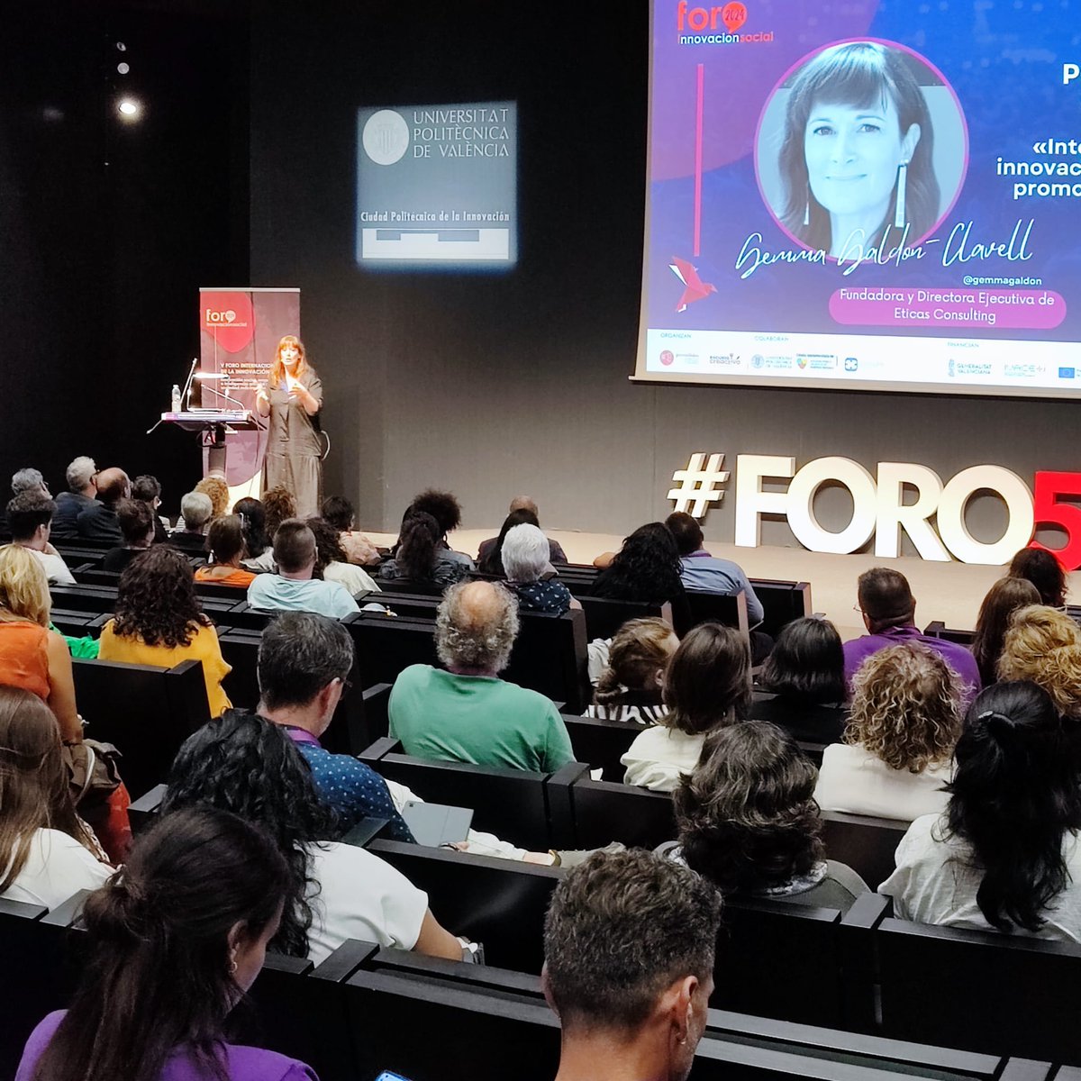 3/ La lógica de los patrones tiene errores. Los vemos en las empresas a la hora de seleccionar  personas candidatas para entrevistas de trabajo. Lo vemos en el ámbito académico, dando lugar a errores  con la #IAgenerativa 
La #IA no es magia. Es un sistema de datos.