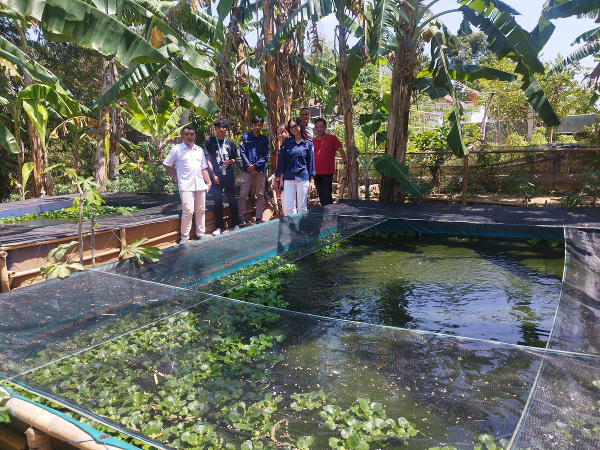 BudiFIRST2's tweet photo. Jumat (20/09/2024), Budi Mulyadi Luhkan Kab Banyumas, menghadirkan bpk Yusuf sebagai perwakilan eFishery, untuk fasilitasi permodalan di Pokdakan Tapak Liman Ds Sudagaran, dihadiri juga 3 mahasiswa UNSOED sebagai pengenalan penyuluhan perikanan.
#GiatLuhkanSatminkaTegal
#Luhlapor https://t.co/ZjI6eGm4zn