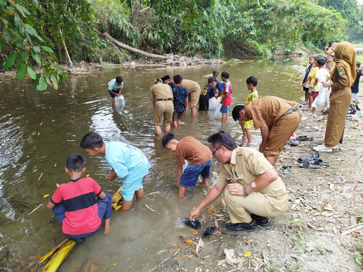 BudiFIRST2's tweet photo. Senin (23/09/2024), Budi Mulyadi, Luhkan Banyumas, 
di Ds Parungkamal dan Besuki Kec Lumbir, Mendampingi Penebaran Ikan Nilem di perairan umum, dari Dinas Perikanan dan Peternakan Kab Banyumas, sebanyak 11.000 ekor, Ukuran 3-5 cm
#GiatLuhkanSatminkalTegal
#Luhlapor
#Penebaran https://t.co/UnTnDtpVXI