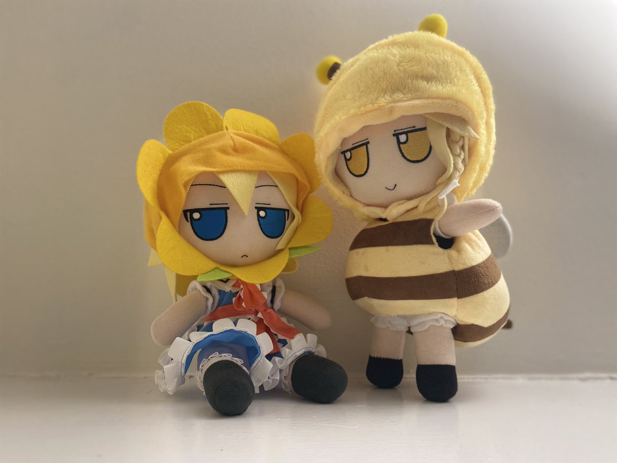 muranaxe's tweet image. bee and flower 💛🐝 🌼