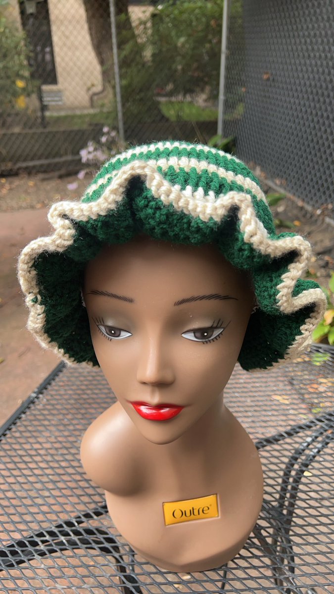 PearlsPatterns's tweet image. ⚪️💚A Green and Ivory bucket hat💚⚪️