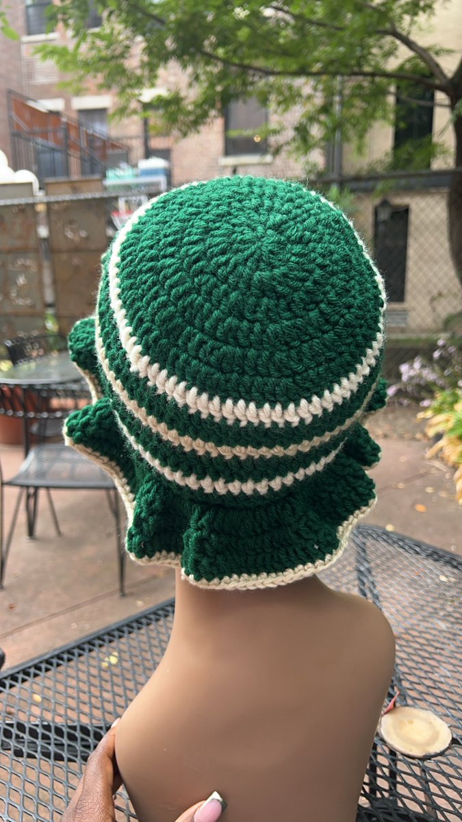 PearlsPatterns's tweet image. ⚪️💚A Green and Ivory bucket hat💚⚪️