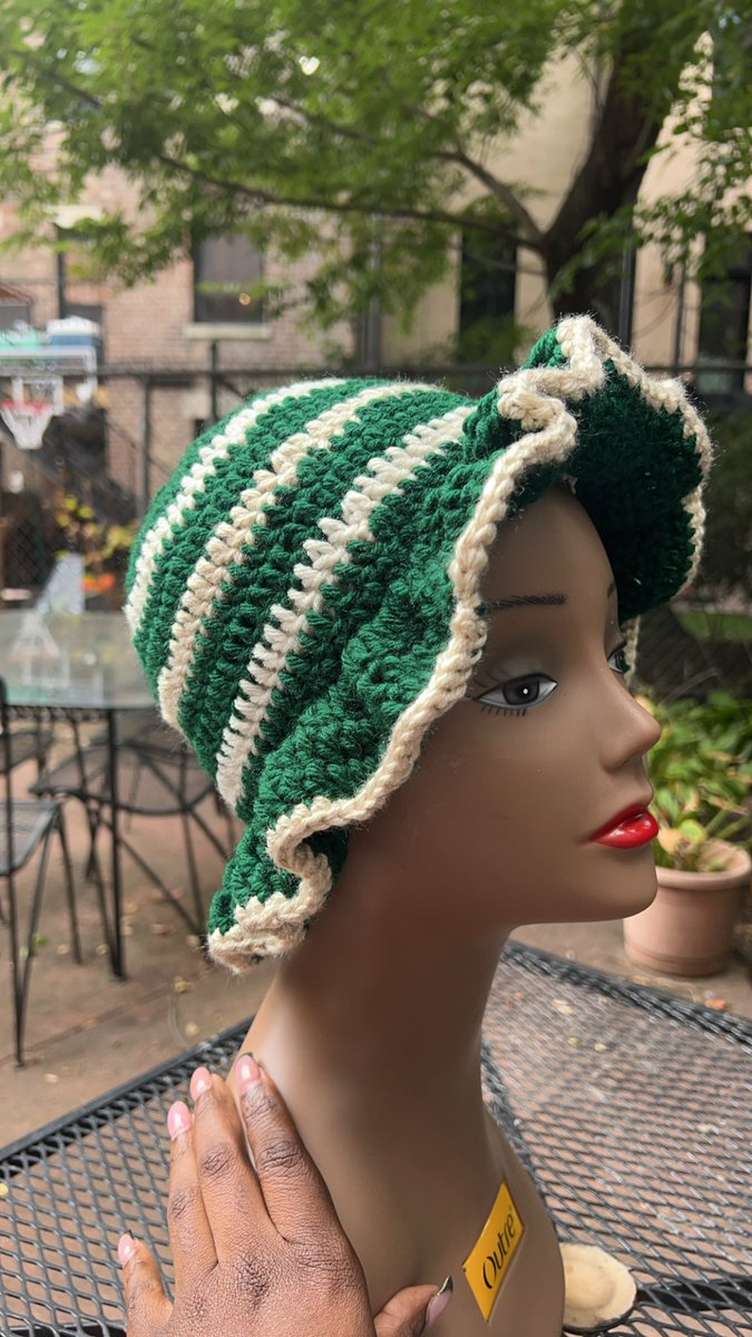 PearlsPatterns's tweet image. ⚪️💚A Green and Ivory bucket hat💚⚪️