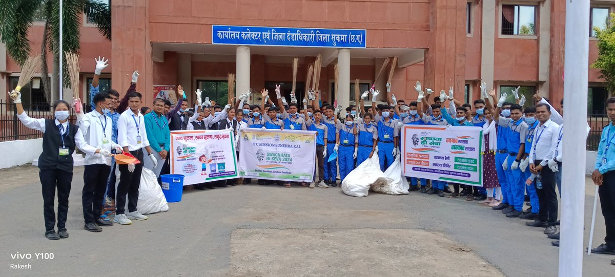 Sbmg_sukma's tweet photo. "स्वच्छता ही सेवा" अभियान अंतर्गत आज लाइवलीहुड कॉलेज  @SukmaDist के युवा छात्रों द्वारा स्वच्छता शपथ लेते हुए श्रम दान कर जिला कार्यालय परिसर एवम जिला पंचायत परिसर की साफ सफाई की गई |
#SHS2024 #SwabhaavSwachhata #SanskaarSwachhta https://t.co/8BrZXeh0f2