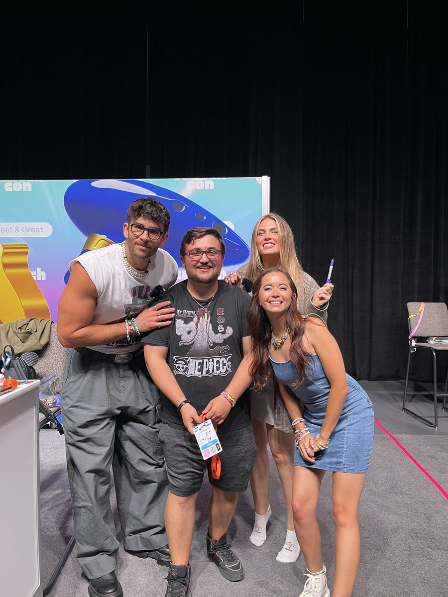 GeneralDrago's tweet photo. I’m so incredibly happy I ended up going to twitch con. I was able to say thank you to @YourPalRoss for the inspiration they given me. Meet so many amazing people. People who gave me advice people who inspired me and just so much. Thank you to everyone I met. https://t.co/nLXAi6Vj5T