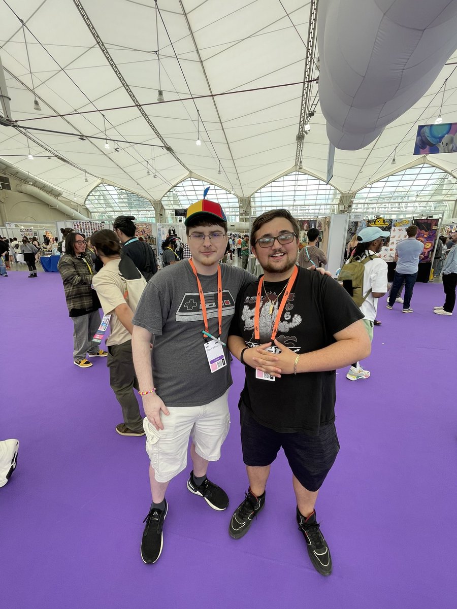 GeneralDrago's tweet photo. I’m so incredibly happy I ended up going to twitch con. I was able to say thank you to @YourPalRoss for the inspiration they given me. Meet so many amazing people. People who gave me advice people who inspired me and just so much. Thank you to everyone I met. https://t.co/nLXAi6Vj5T