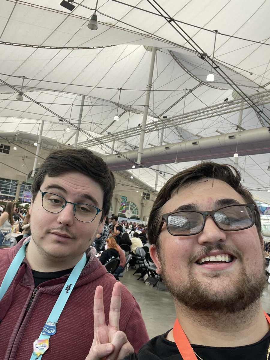 GeneralDrago's tweet photo. I’m so incredibly happy I ended up going to twitch con. I was able to say thank you to @YourPalRoss for the inspiration they given me. Meet so many amazing people. People who gave me advice people who inspired me and just so much. Thank you to everyone I met. https://t.co/nLXAi6Vj5T