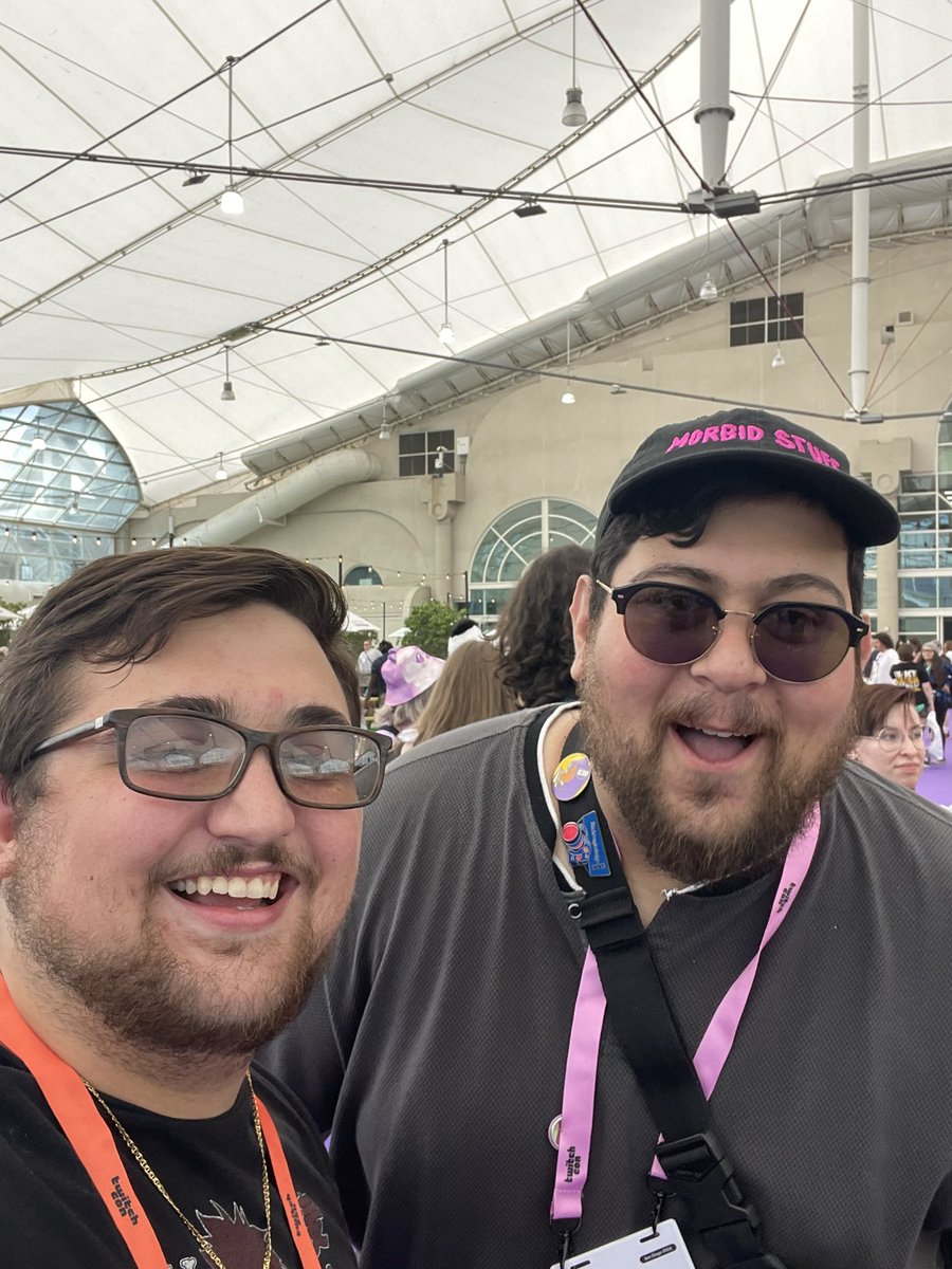 GeneralDrago's tweet photo. I’m so incredibly happy I ended up going to twitch con. I was able to say thank you to @YourPalRoss for the inspiration they given me. Meet so many amazing people. People who gave me advice people who inspired me and just so much. Thank you to everyone I met. https://t.co/nLXAi6Vj5T