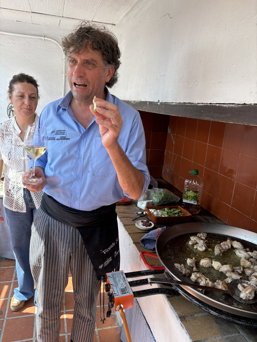 salsadechiles's tweet photo. Santos Ruiz, la persona que más sabe de arroces me dice (y parece que hay cierta unanimidad) que las mejores paellas valencianas las hace Vicente Rioja en su restaurante Rioja, en Benissanó. Hoy en el Aplec he visto cómo las hace y tengo una necesidad imperiosa de visitarle. https://t.co/JBZkqEos2R