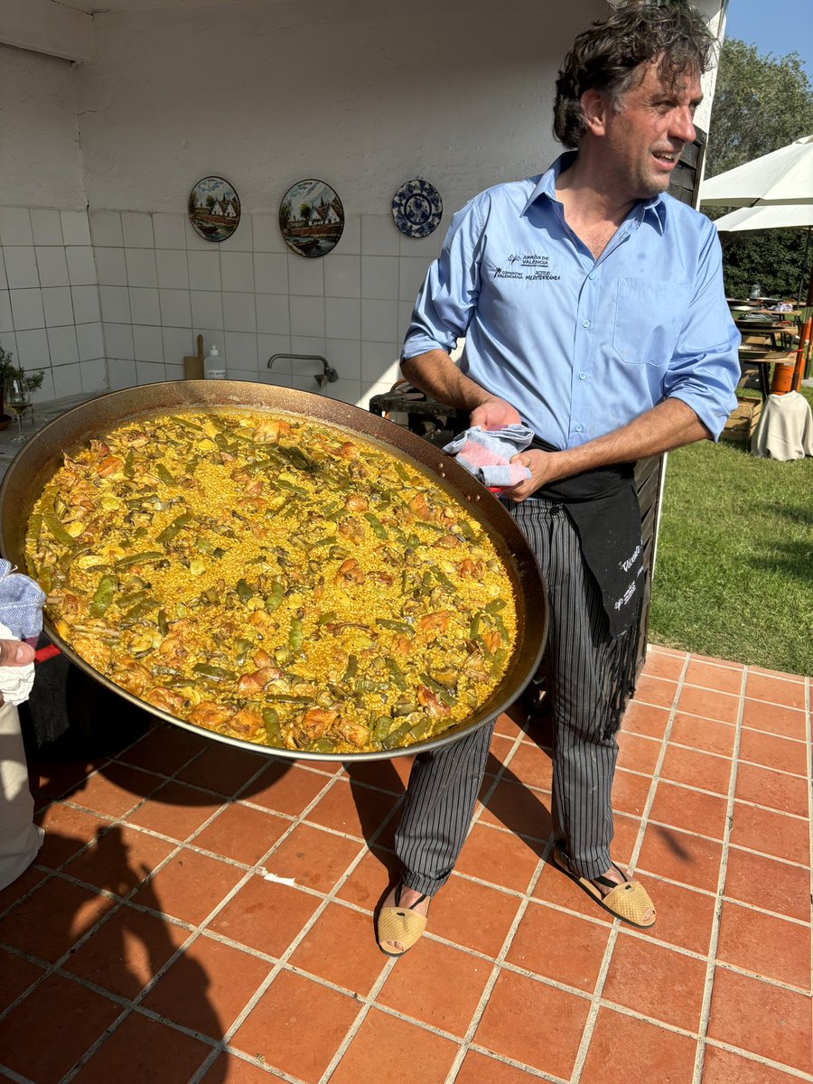 salsadechiles's tweet photo. Santos Ruiz, la persona que más sabe de arroces me dice (y parece que hay cierta unanimidad) que las mejores paellas valencianas las hace Vicente Rioja en su restaurante Rioja, en Benissanó. Hoy en el Aplec he visto cómo las hace y tengo una necesidad imperiosa de visitarle. https://t.co/JBZkqEos2R