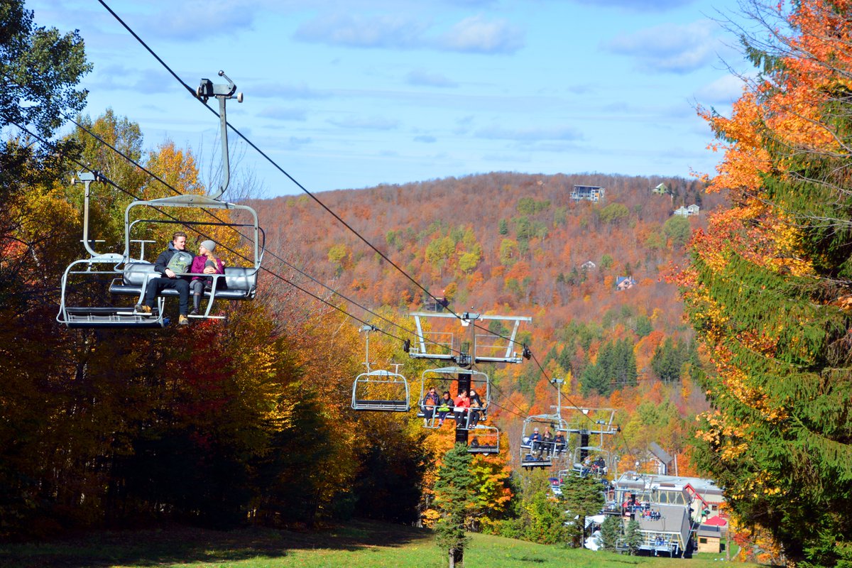 AuCanada's tweet photo. Situé dans les #Cantons-de-l’Est, le mont Sutton est l’un des meilleurs endroits pour les #sports d’hiver, mais le #Festival d’automne y propose aussi plein d’activités automnales, comme de la tyrolienne, des concerts en plein air et du vélo de montagne! Qu’aimeriez-vous y faire? https://t.co/4h5ZOQl7zt