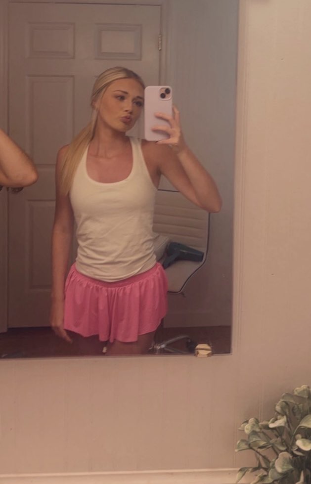 KKbabes_'s tweet photo. she's yet another white girl that only wants bbc oops🙃 https://t.co/sPj3XnvoFm